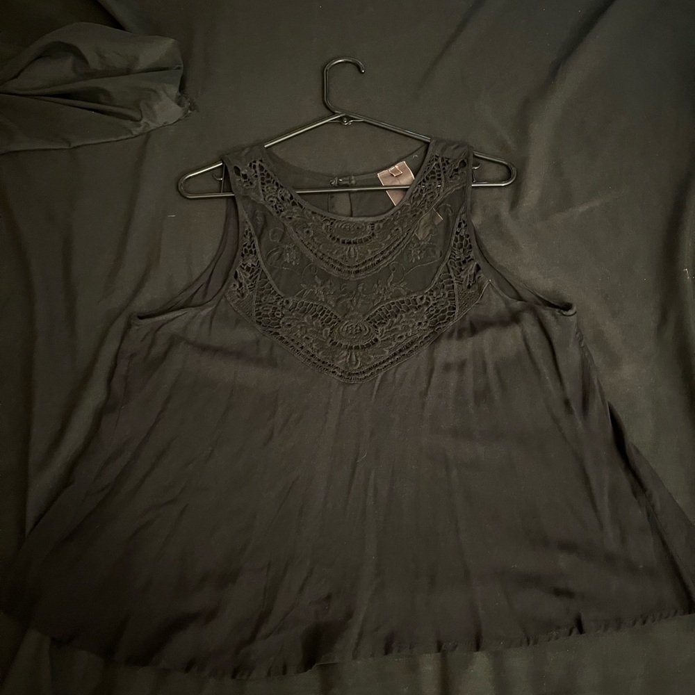 Junior’s Moon Collection Los Angeles black open back top in size large